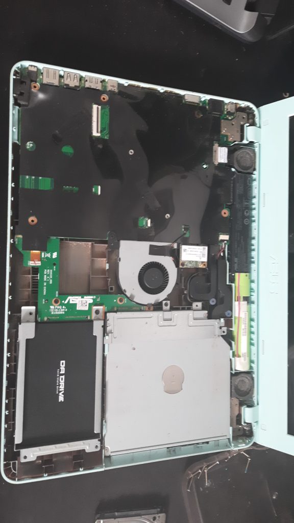 Pemeriksaan bagian dalam laptop di workshop BFS Computer Bojonggede